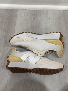 New Balance 327 Women’s Size 8 Cream Yellow Gum Sole